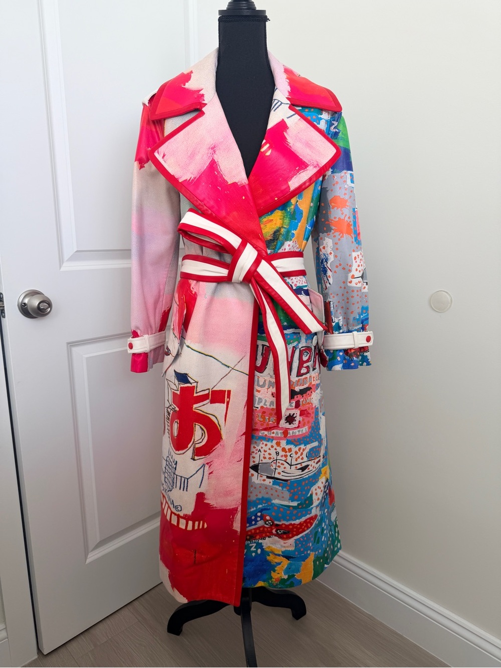Alice + Olivia Jean Michel Basquiat Collab Vegan Leather Graffiti Trench Coat - Picture 4 of 12
